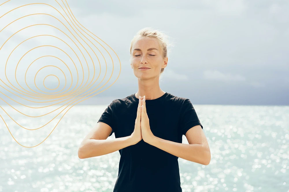 Stehende Frau in Meditation