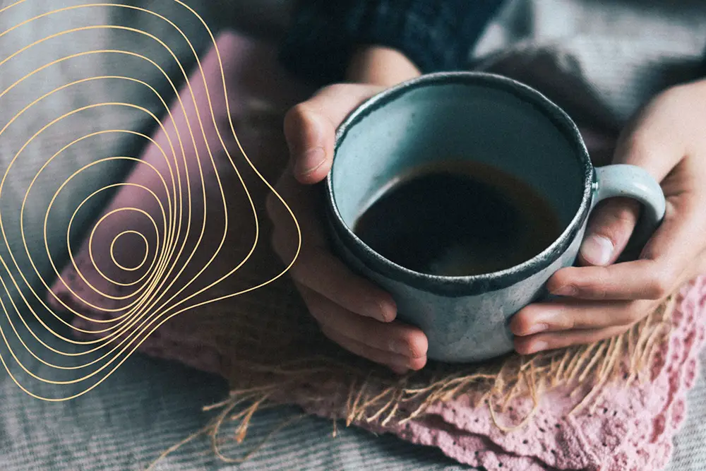 Frau hält Teetasse